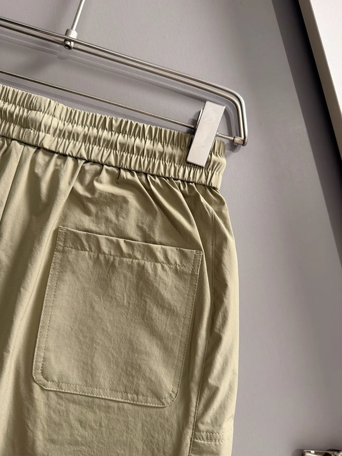 Burberry's 2026 spring and summer New Arrival elasticated casual shorts, made from counter-customized fabrics, Breathable, high comfort, impeccable details, brand element design concept, reflecting high quality. It feels delicate and soft! It presents a casual cut and the upper body shape is great! Sizes:M-4XL